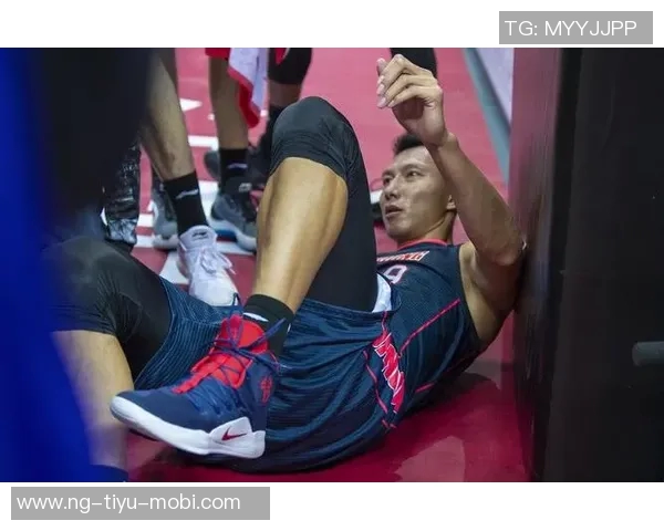 杨立瑜遭球迷怒斥：何必与阿猫阿狗争执真该给球迷竖中指